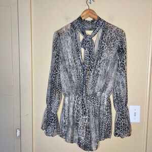 Audrey 3+1 Gray Animal Print Long Sleeve Romper